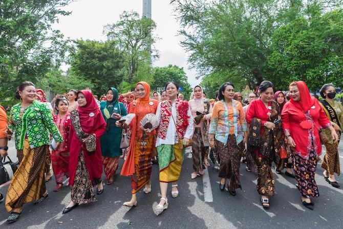 Sambut HBN 2022, Puan Ikuti Parade Kebaya Bersama Ibu Negara