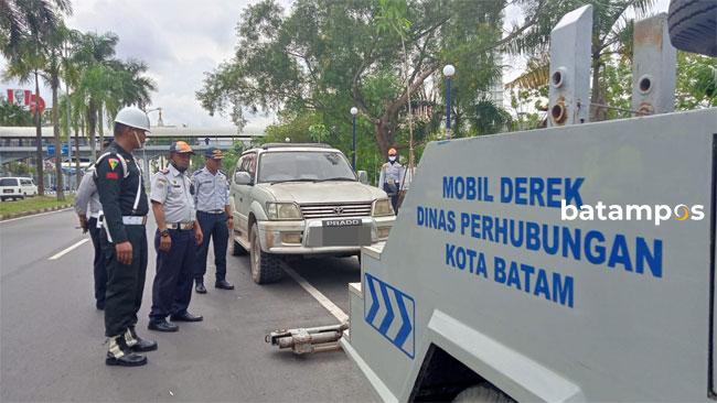 Tim Gabungan Razia Parkir Liar di Depan Pelabuhan Internasional Batamcenter