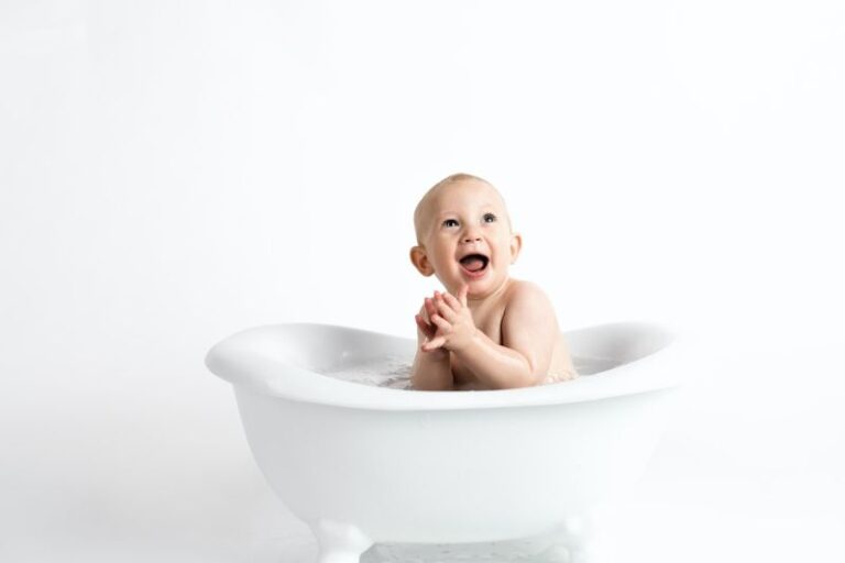 Bayi Ibu Muda, Ini Suhu Air yang Cocok Memandikan Bayi