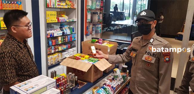 Polsek KKP Polresta Barelang Sidak Apotek dan Toko Obat di Pelabuhan Harbour Bay