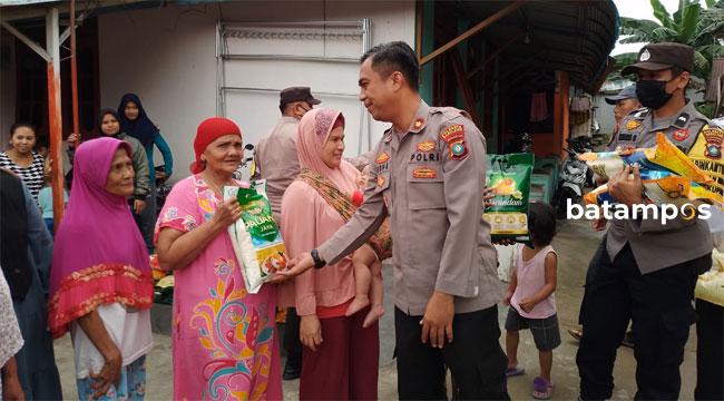 Polsek Sekupang Berikan Bantuan Kepada Warga Terdampak Banjir