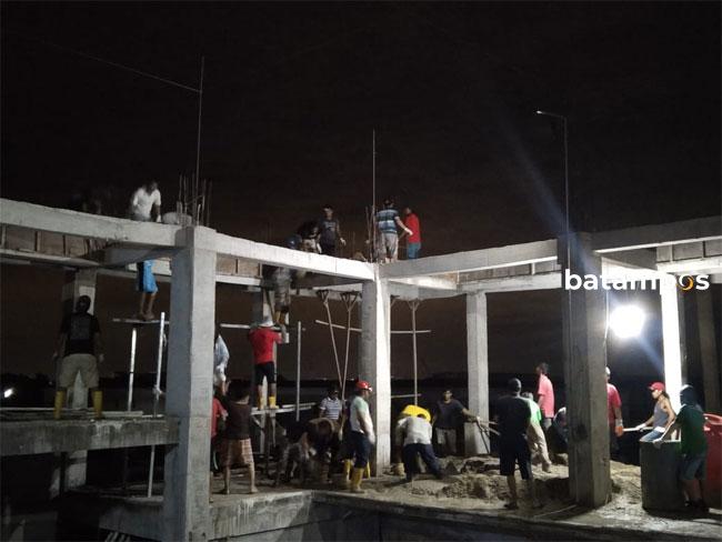 Warga Sumberindo Gotong Royong Bangun Masjid Hingga Dini Hari