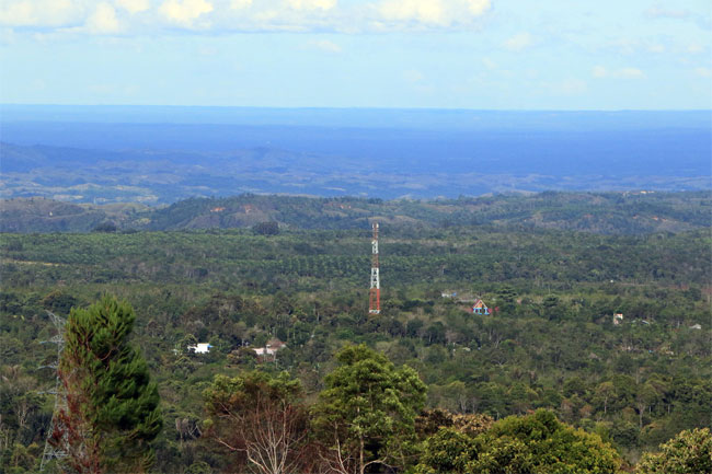 Tower Merah Putih Pemberi Sinyal di Hutan Sipirok
