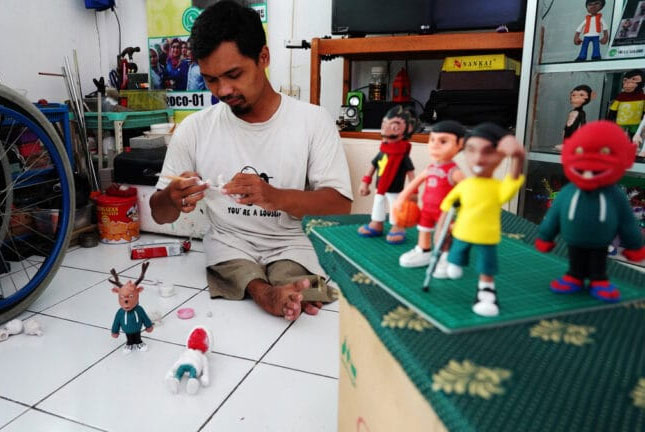 Kisah Wawang Sunarya, Seniman Disabilitas Pembuat Action Figure