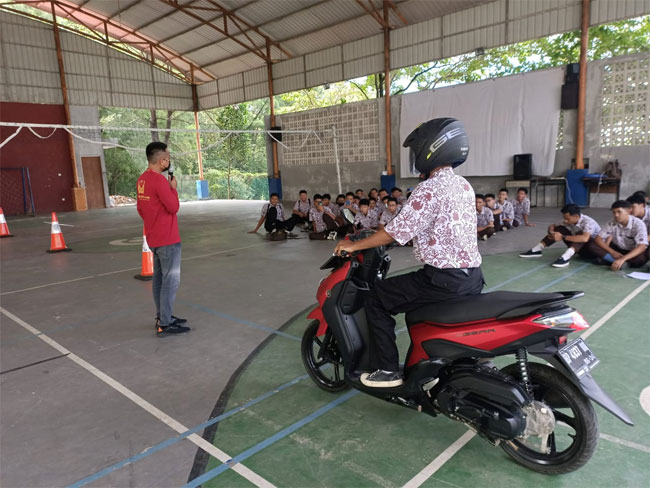 Alfa Scorpii Gelar Safety Riding di SMK Kartini