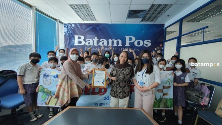 Murid-murid Sekolah Monte Sienna Kunjungi Dapur Redaksi Batam Pos