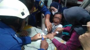 Tim Damkar Tanjunguban Berhasil Lepaskan Cincin Tersangkut di Jari Anak Usia 5 Tahun 