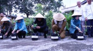 Kelompok Tani di Bintan Dapat Bantuan Bibit dan Alat Pertanian, 2.000 Bibit Cabai Diserahkan