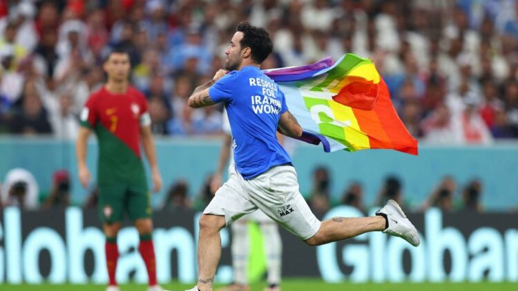 Penonton Masuk Lapangan Bawa Bendera LGBT saat Laga Portugal vs Uruguay