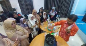 Ibu-ibu KWT Desa Lancang Kuning Diajarkan Membuat Popsorgum dan Puding Sorgum