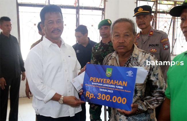 Wali Kota Batam Serahkan BLT untuk Warga Belakangpadang