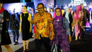 Bupati Karimun Bersama Istri Ikut Tampil di Roadshow Batam Batik Fashion Week