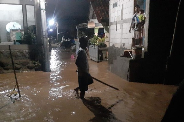 Hujan Deras, Kota Semarang Banjir dan Longsor di Beberapa Titik