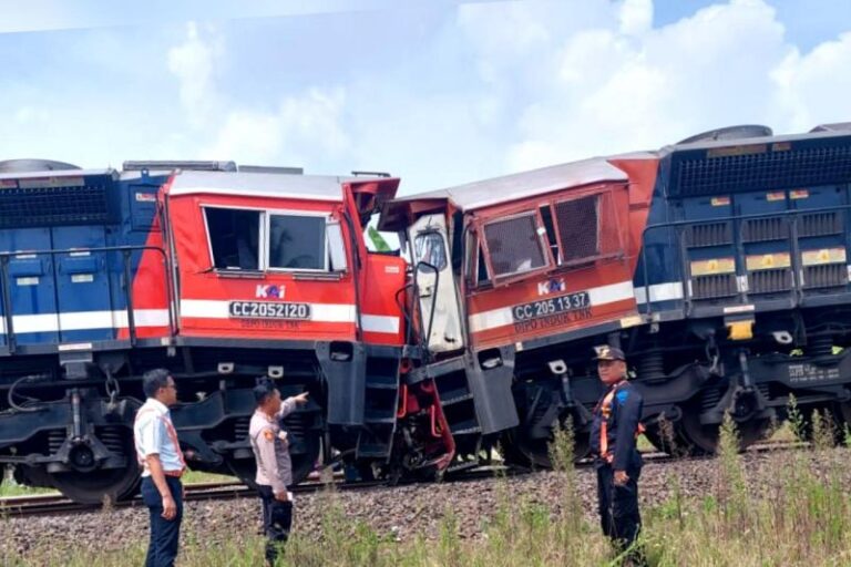 2 Kereta Api Babaranjang Tabrakan di Lampung