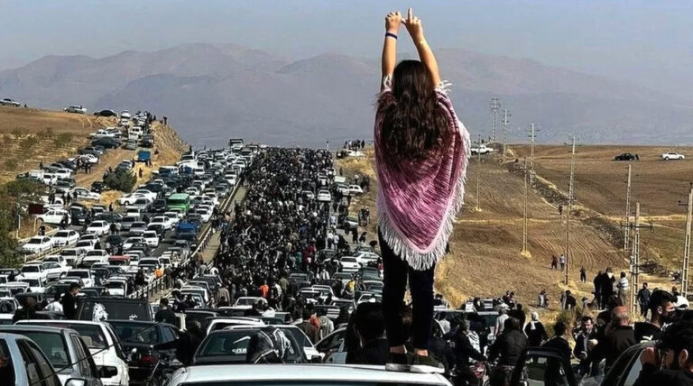 Iran Bebaskan 8 Jurnalis Peliput Protes Tewasnya Mahsa Amini