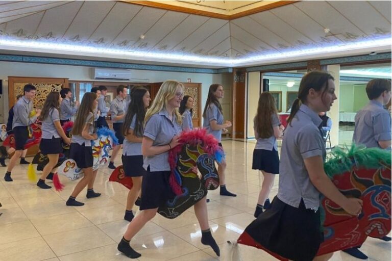 Pelajar Australia Tertarik Belajar Tari Kuda Lumping