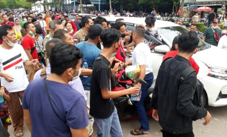 Rebutan Vaksin Dosis Ketiga, Ribuan Warga Menyerbu Lapangan SP Plaza