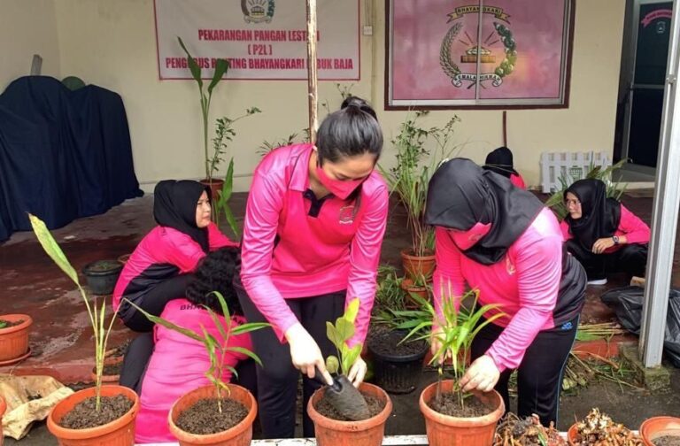Manfaatkan Pekarangan, Bhayangkari Polsek Lubukbaja Lestarikan Tanaman