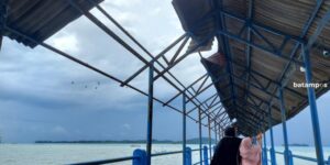 Atap Pelabuhan Seri Kuala Tanjung di Desa Teluk Sasah Terbang Dihempas Angin Kencang