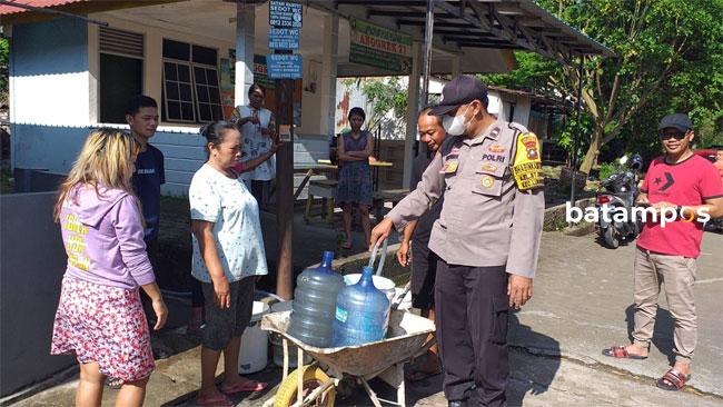 Polsek Lubukbaja Kawal Penyaluran Air Bersih ke Masyarakat