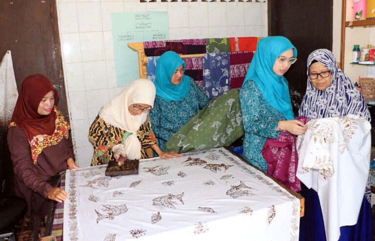 Membatik di Kampung Berseri ASTRA, Seipancur, Batam