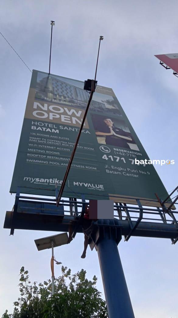 Jasad Pria Tergantung di Papan Reklame di Simpang Frengki