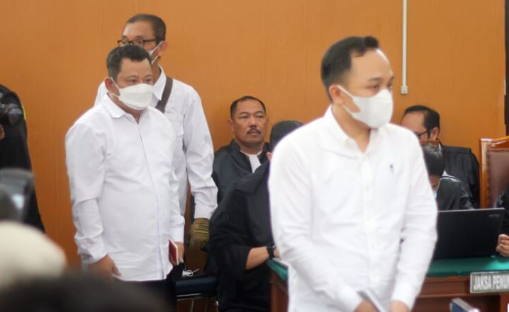 Kesaksian Ajudan Sambo Berubah Soal Pistol Jatuh ke Jalan