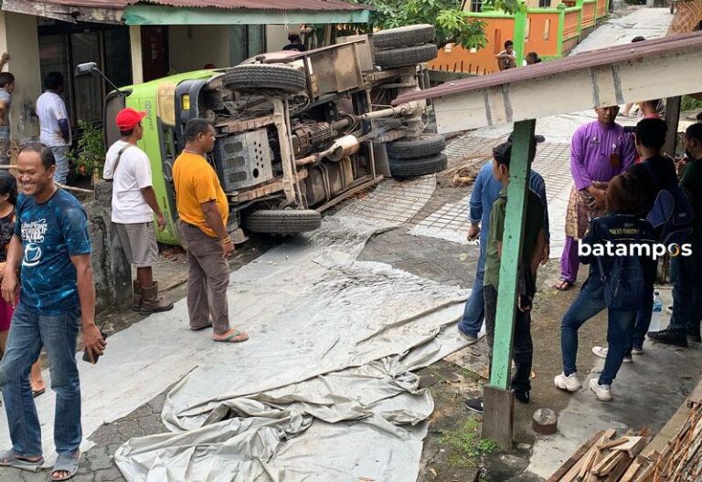 Hendak Kirim Adukan Cor, Truk Molen Terbalik