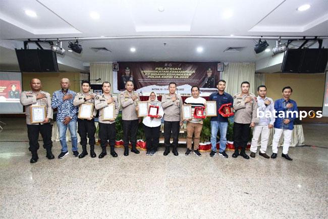 Kapolda Kepri Beri Piagam Penghargaan ke Anggota Polri Berprestasi, Organisasi Profesi dan Insan Pers