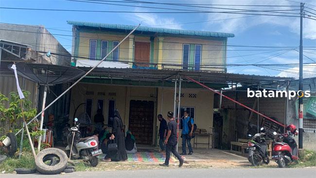 Polisi Buru Suami Pemandu Lagu yang Ditemukan Tewas di Kamarnya