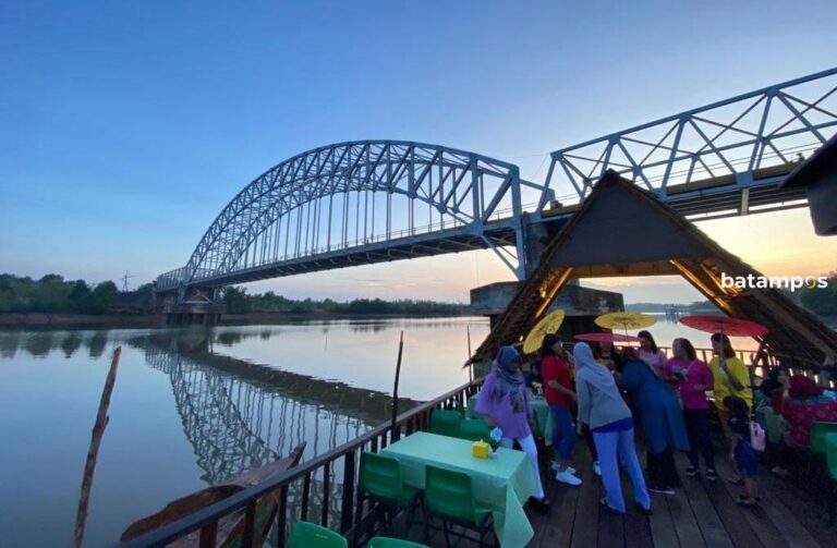 Wisata Kuliner di Bawah Jembatan Sungai Carang