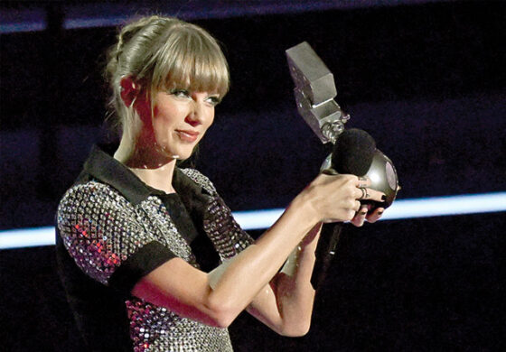 Taylor Swift Bawa Pulang 4 Piala MTV EMAs 2022