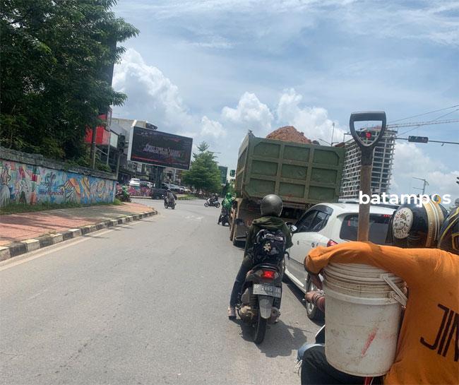 Truk Pengangkut Tanah tanpa Terpal Penutup Melenggang Bebas