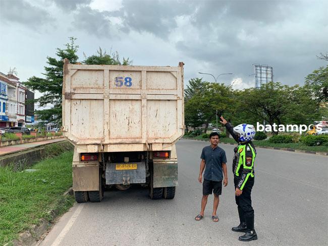 Truk Bermuatan Wajib Pakai Terpal