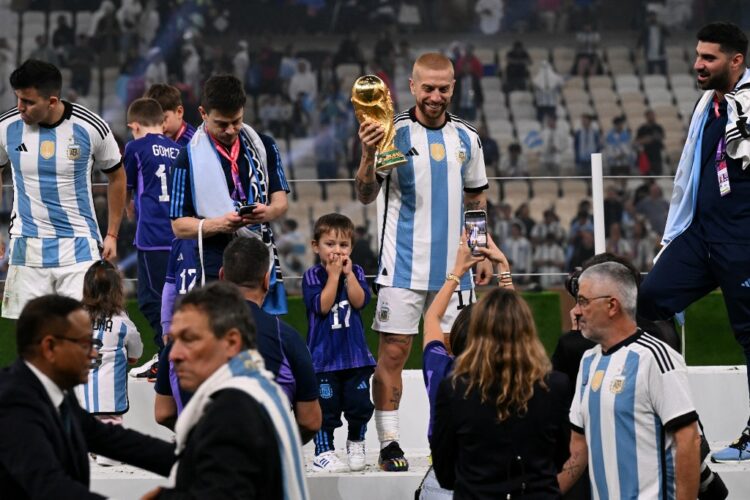 Argentina Juara, Papu Gomez Bernazar Loncat dari Balkon Istana Kepresidenan