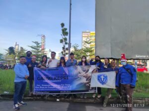 Rayakan Natal, GAMKI Kepri Bagi-Bagikan Paket Sembako ke Panyapu Jalan di Batam
