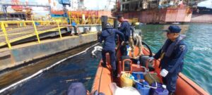 PPLP Tanjunguban Kerahkan Tiga Kapal Tangani Tumpahan Minyak di Batam