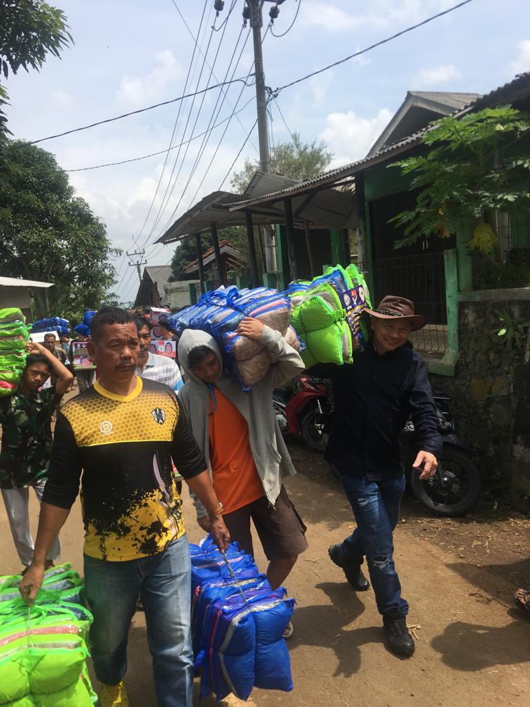 Pengusaha Kepri Serahkan Bantuan Kemanusiaan Kepada Korban Gempa Bumi di Cianjur