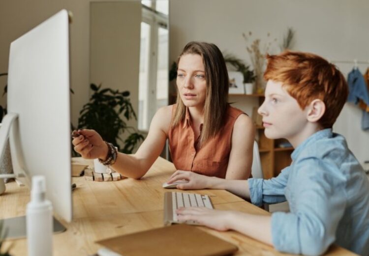 5 Kiat Menjaga Anak Tetap Aman Saat Menggunakan Internet