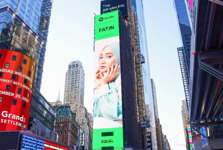 Jadi Duta EQUAL Spotify, Fatin Shidqia Terharu Lihat Fotonya Nampang di Billboard Times Square
