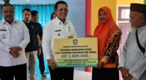 Gubernur Kepri Serahkan Honorarium Mubaligh di Kundur