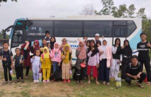 Bus PT Timah Antar Puluhan Anak Yatim dari Yayasan Al Muhajirin Dwi Kora Berwisata Pantai Lubuk