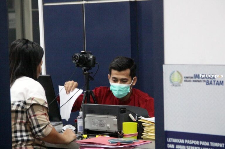 Imigrasi Batam Buka Layanan Paspor di Jam Istirahat