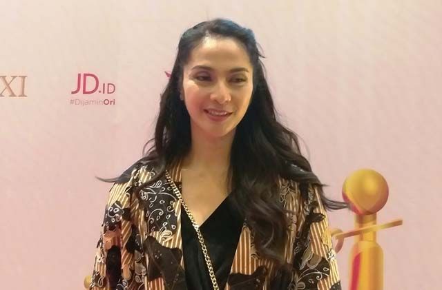Masih di LN, Maudy Koesnaedi Sedih Tak Bisa Beri Penghormatan Terakhir Mak Nyak