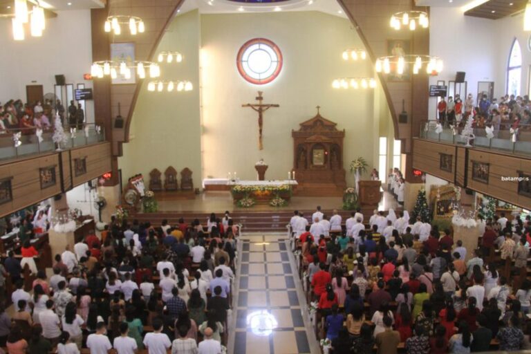 Ribuan Jemaat Hadiri Misa Natal Gereja St Petrus Batam