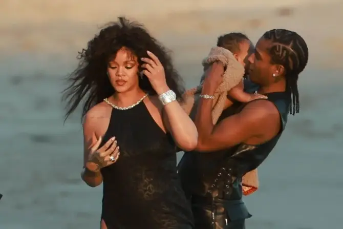 Rihanna Bagikan Momen Berfoto Bersama Bayinya