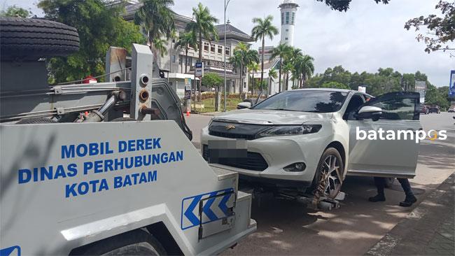 Mobil Mewah Diderek Karena Berada di Area Terlarang