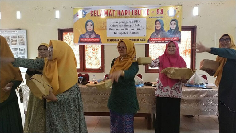 Pengurus dan Anggota PKK Kelurahan Sei Lekop Tukar Kado saat Peringati Hari Ibu