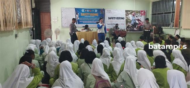 Honda-Satlantas Polresta Barelang Edukasi Keselamatan Berkendara Kepada Siswa SMAN 4 Batam