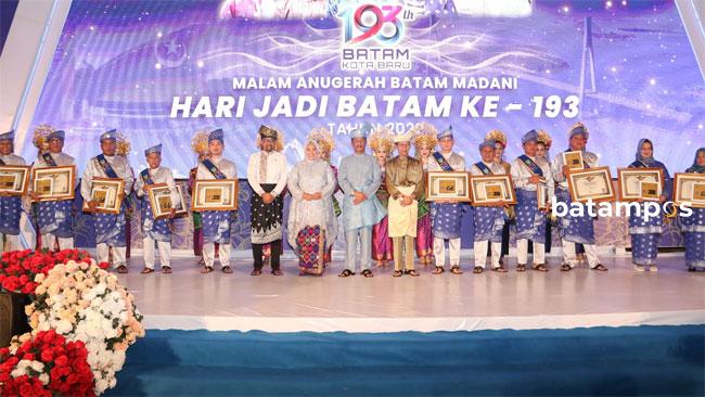 Daftar Nama 13 Tokoh yang Menerima Anugerah Batam Madani 2022